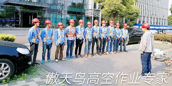 外墙清洗员的心声—— 城市“蜘蛛人” 挣得就是这份心跳钱！