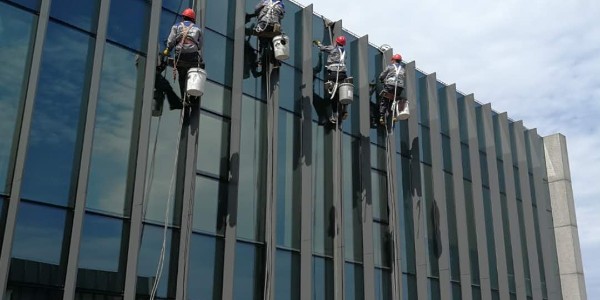 玻璃面的外墙如何进行外墙清洗