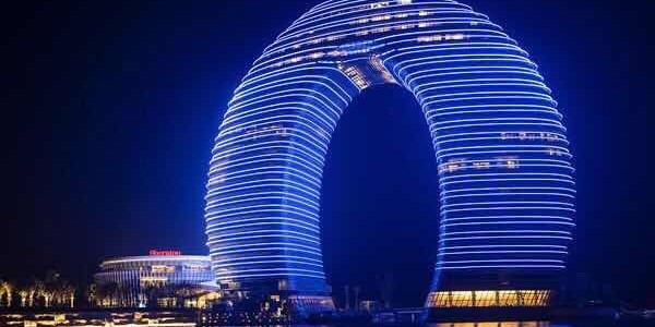 傲天鸟酒店外墙清洗| 七星级酒店成为它一道亮丽的风景线