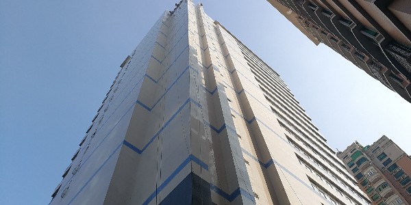 恐怖！外墙清洗工的安全绳被业主剪断！就因为......