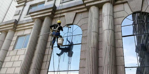 高楼外墙清洗工收入有多高？人家是用生命来换钱啊！