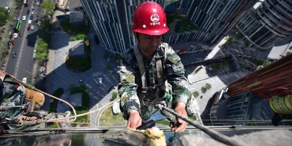 酒店外墙清洗工人堵门讨赔偿，老板说“他不是我请来的人”