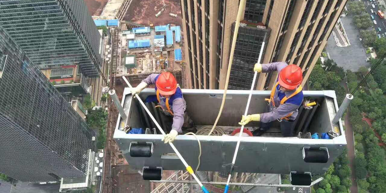 一年循环外墙玻璃清洗两次，10名工人擦亮“广州之巅”