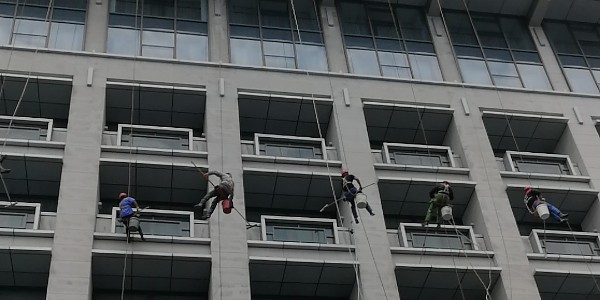 外墙清洗作业人员：他们没有“轻功”，却能“飞檐走壁”