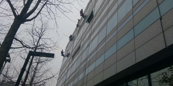 宁波行政中心外墙清洗正在进行时