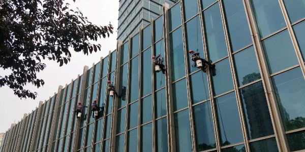 外墙清洗工人坠落身亡由谁赔偿?