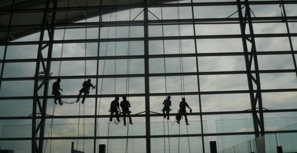 保洁员如何高空外墙清洗？教你有效的外墙清洗小技巧