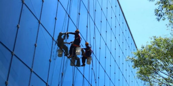 高空外墙清洗员大秀飞檐走壁功夫 刚做时心惊胆战