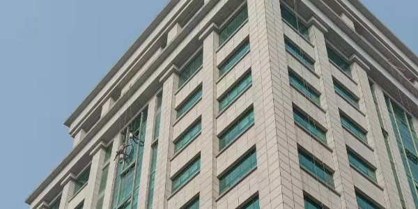 寒风中还挂在高空做外墙清洗的“蜘蛛侠”们