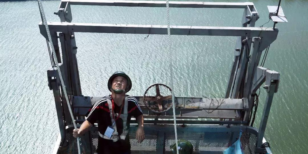 上海环球金融中心擦窗机外墙清洗惊魂一刻