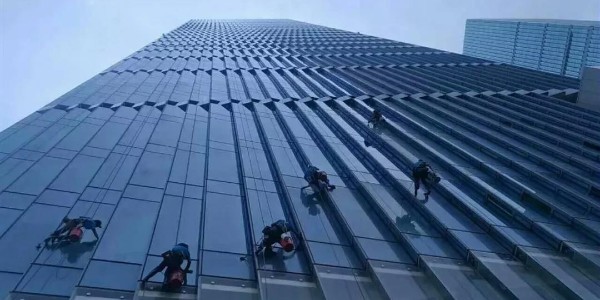 高空外墙清洗中，安全员现场检查的要点是什么？